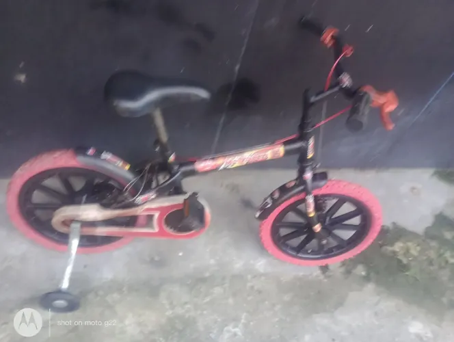 bicicleta aro 16 do relâmpago maquin toda completa sem marcas de ferrugens e sem defeitos 