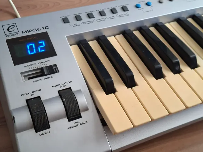 Controlador MIDI USB M-AUDIO EVOLUTION MK-361C 5 oitavas 61 teclas