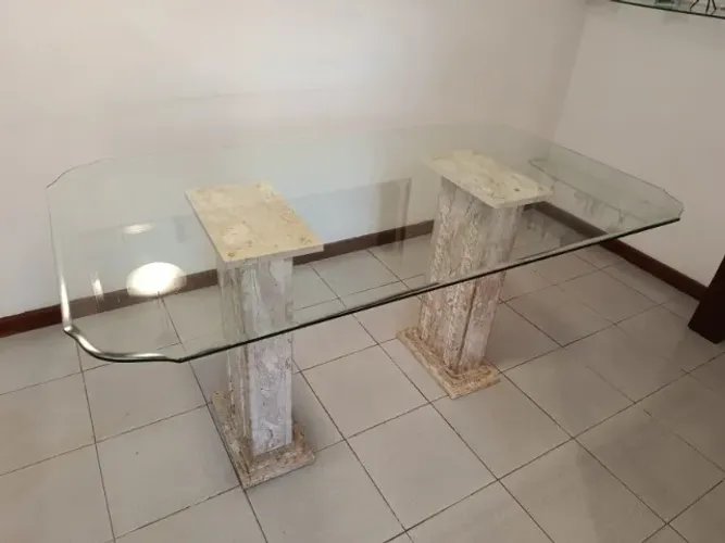 Mesa de jantar tampo de vidro e pés de mármore