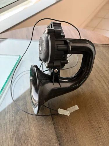 Buzina elétrica compacta automotiva