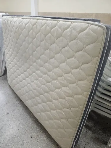 Colchão e cama box casal.