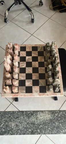 Jogo de Xadrez em mármore rosa