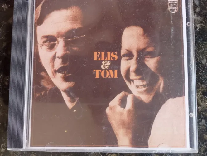 Vendo CD's ? originais, vários artistas e bandas antigas, usados em bom estado!