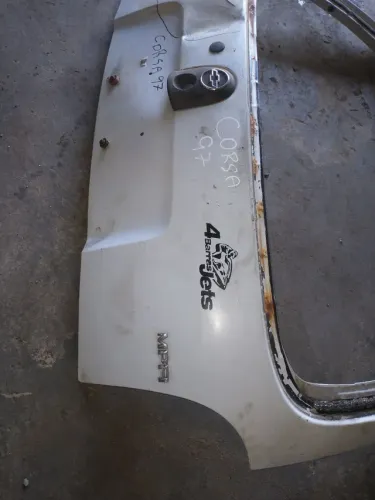 Tampa traseira GM/Corsa 97 "detalhes"