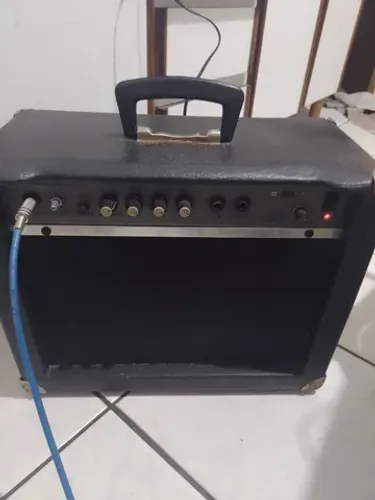 Caixa para guitarra com distorção 
