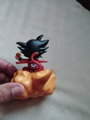 Action figure Goku na nuvem dourada