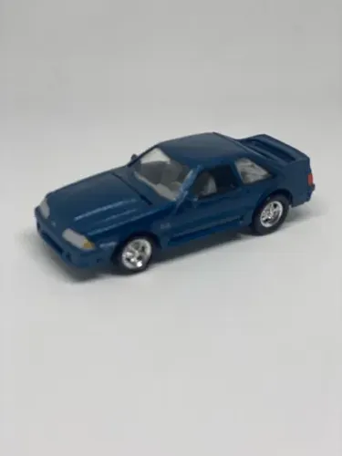 Mustang 87 escala 1/64 marca JL abre o capô