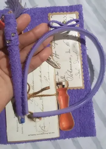 Kit caderno pequeno, caneta e tiara, encapadaos com EVA