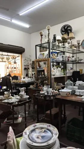 Compramos e vendemos móveis, porcelanas, antiguidades em geral.