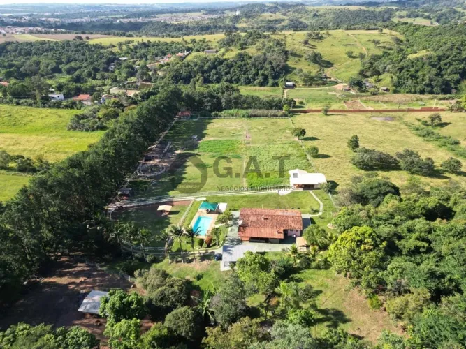 Chácara à venda em Sorocaba-SP, bairro Aparecidinha: 2 quartos, 2 suítes, 2 salas, 2 banhe