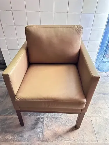POLTRONA MARROM DE COURO LEGÍTIMO 
