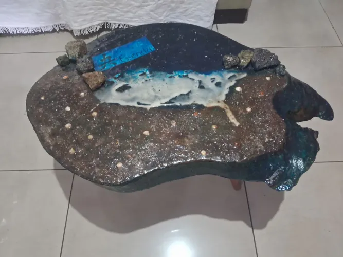 Mesa de centro em madeira com resina epóxi