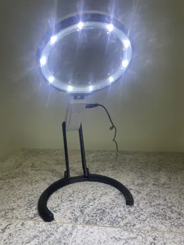 Lupa de mesa com luz de led