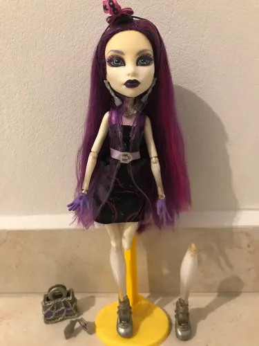 VENDE-SE MONSTER HIGH ( SPECTRA GNO)