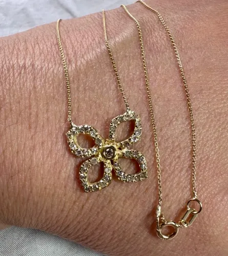 Colar de ouro com brilhantes naturais