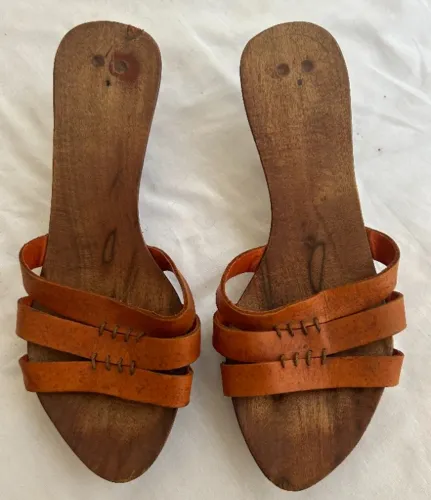 Sandália/tamanco 35 em madeira com tiras em couro laranja vintage