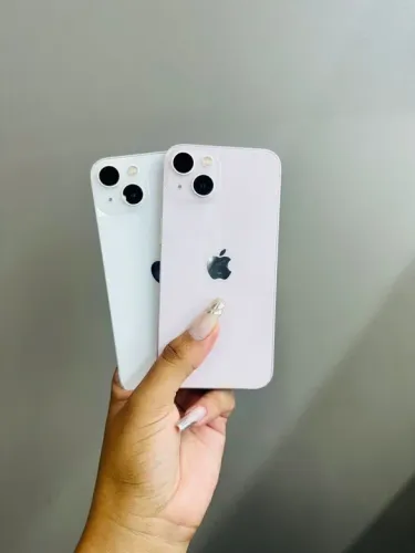 iPhone 13 branco e rosa