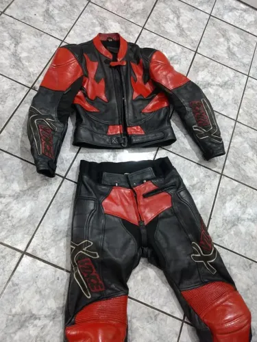 Macacão de Motociclista Couro Vermelho e Preto