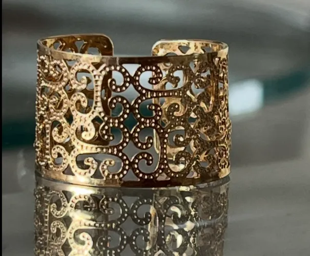 Anel dourado com detalhes vazados tamanho 22