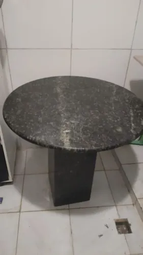 Mesa redonda em granito