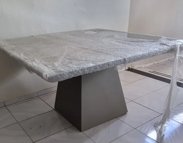 Conjunto Mesa com 6 cadeiras.