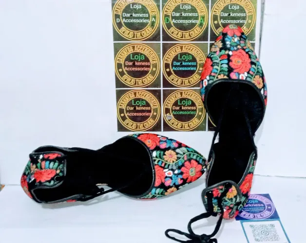 Sapatilha bordada com design floral exclusivo