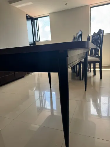 Mesa e cadeiras de madeira maciça 