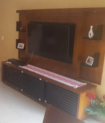 Painel de TV em Madeira Maciça + rack - Design Moderno e Sofisticado