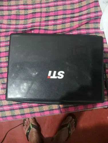 Notebook a vendas está com a tela meia aberta