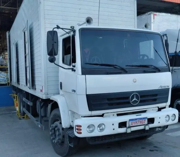 Caminhão Mercedes-Benz Atron 2014 Truck baú 9.50