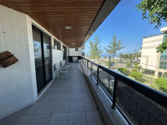 Lopes Enjoy Vende apartamento 3 suítes, 164 m², 2 vagas, Vista Mar - Posto 9.