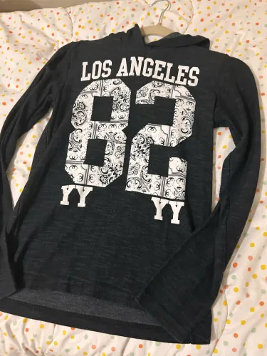 Blusa com manga comprida e capuz preta descolada