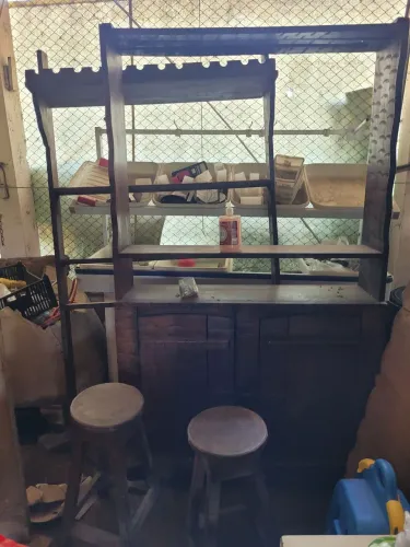 Barzinho madeira entalhada