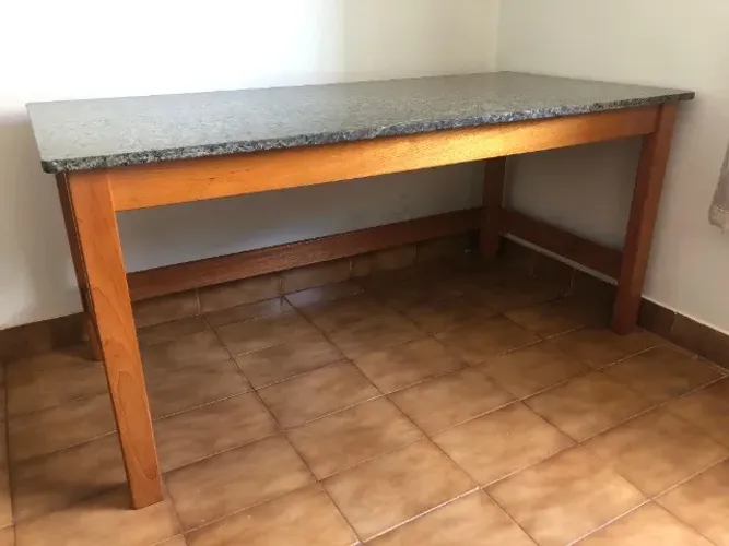 Mesa de Madeira de Lei com Tampo de Mármore