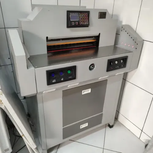Guilhotina automática 520H  em ótimo estado 