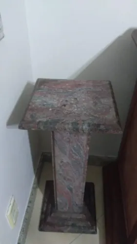 Tenho 2 Totens, um em mármore Bege Bahia e outro em granito