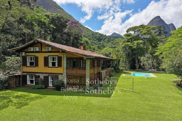 Residência cercada por verde, rios e lazer completo em localização privilegiada de Corrêas