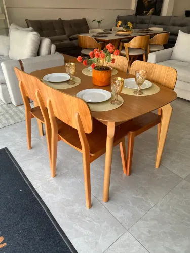 Mesa de jantar 1,36 Laminada com 4 Cadeiras em Madeira