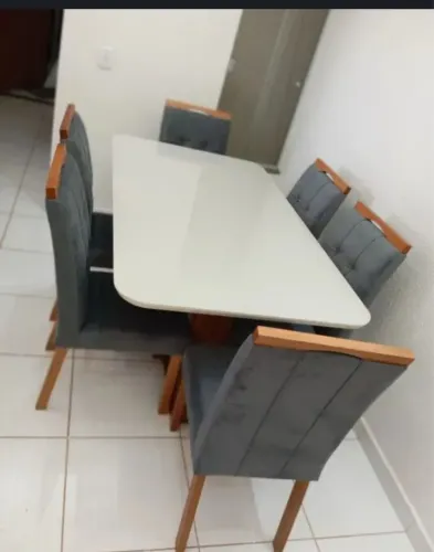 Mesa de Jantar Elegante com 6 Cadeiras Estofadas