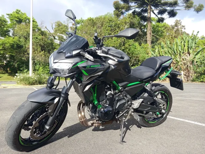 Kawasaki Z650 - 3 MIL ABAIXO DA FIPE - sem detalhes, vários acessórios.