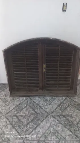 Janela de madeira estilo colonial