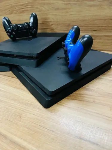 Playstation 4 Slim com controle e jogo brinde 