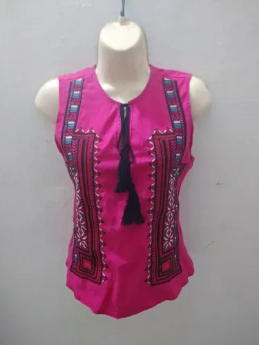 Blusa rosa bordada