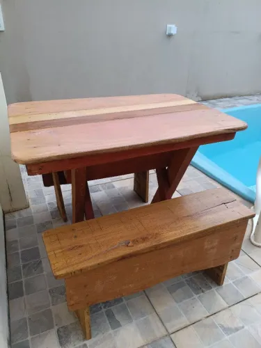 Conjunto Mesa de Madeira Maciça Rústica + 2 Bancos (90x70cm)