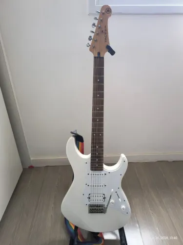 Guitarra Yamaha Pacifica PAC012 Branca