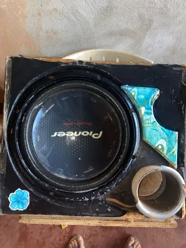Vendo subwoofer Pioneer W310 em ótimo estado, funcionando perfeitamente.