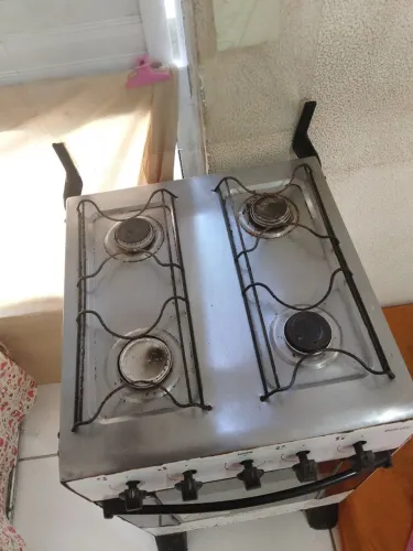 Vendo fogão com marcas de uso não pega o forno e um dos pés tão quebrado