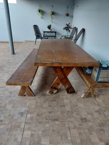 Vendo mesa 1,90x90 acompanha 2 bancos. Nao entrego! R$ 250,00. Contato *