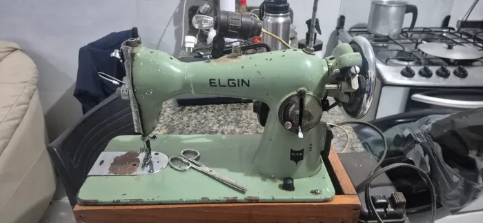 Máquina de costurar elétrica Relíquia