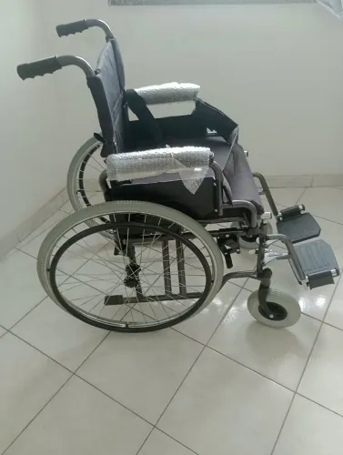 CADEIRA DE RODAS- NOVA - SUPORTA 120 Kg